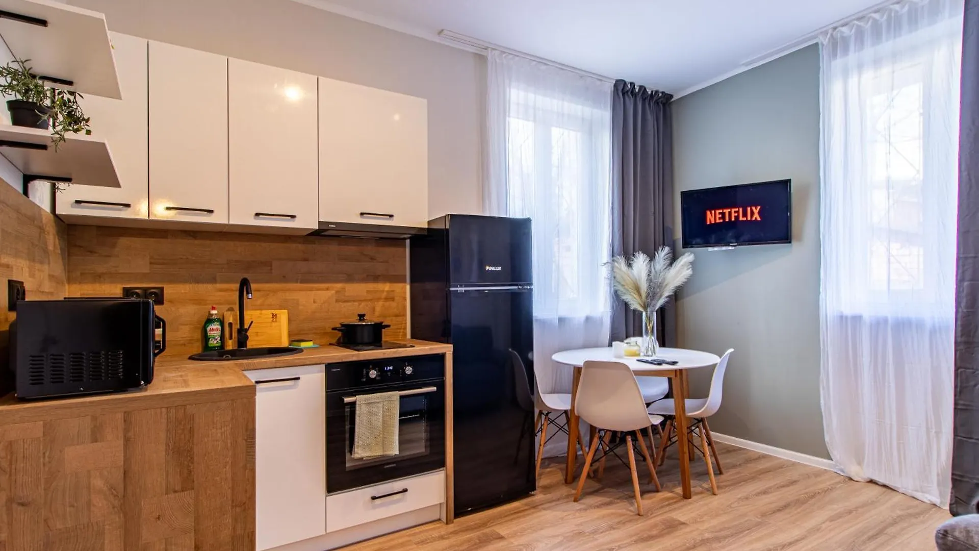 Eiffel Elegance - Stylish Sofia Apartment