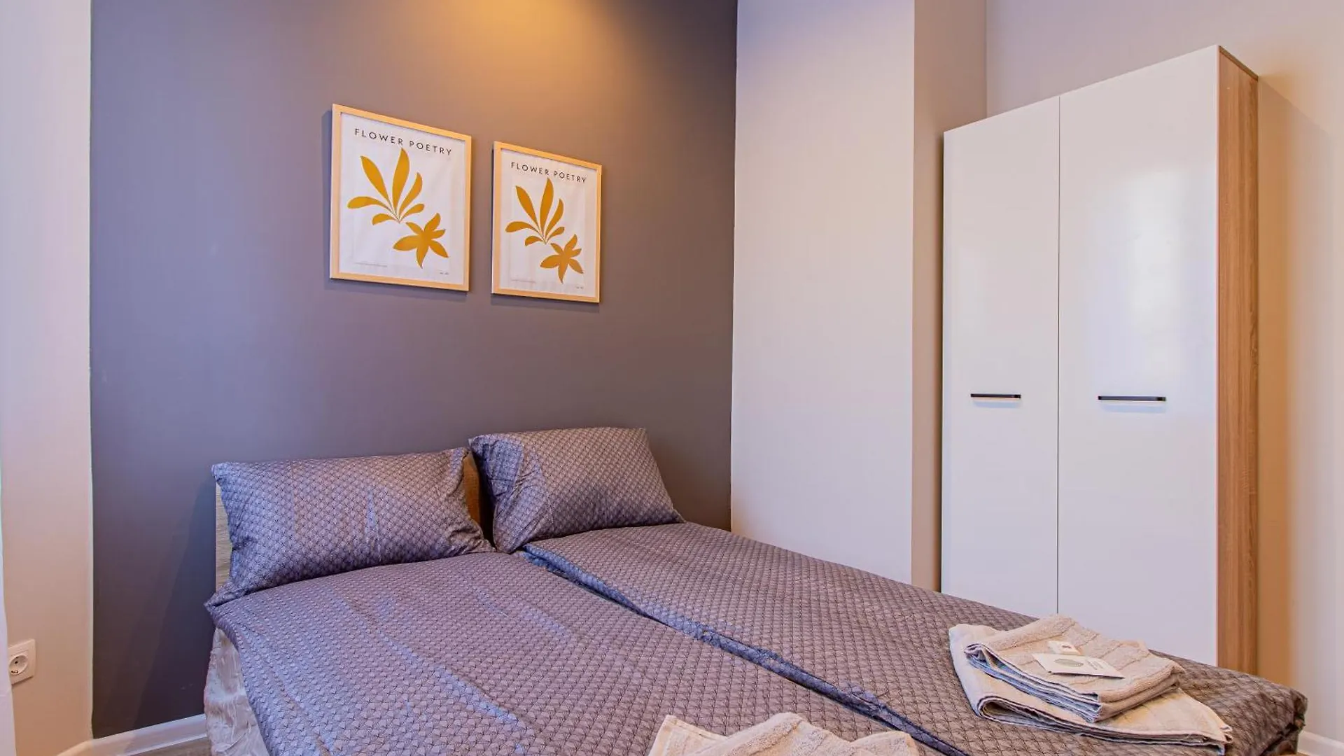 Eiffel Elegance - Stylish Sofia Apartment
