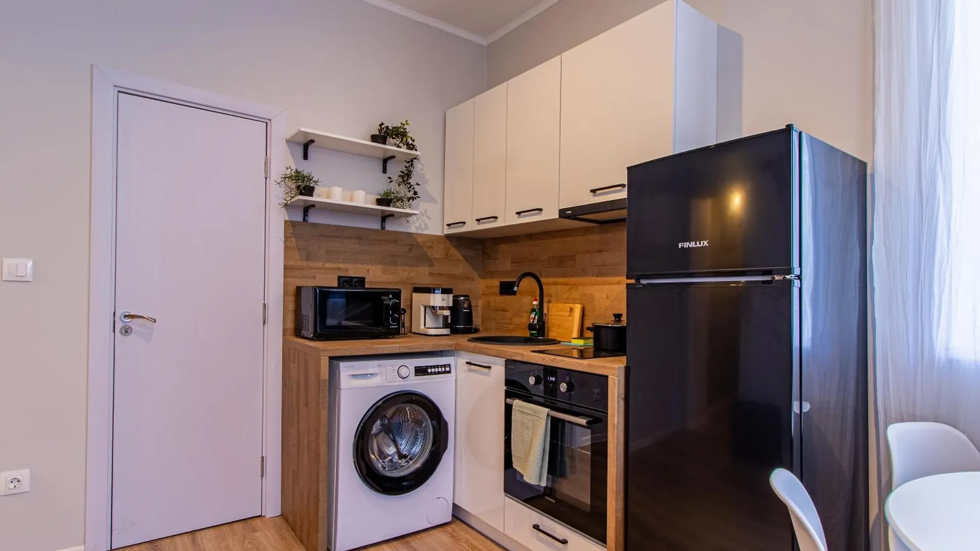 Eiffel Elegance - Stylish Sofia Apartment