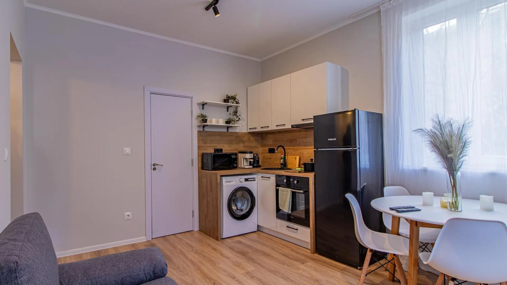 Eiffel Elegance - Stylish Sofia Apartment
