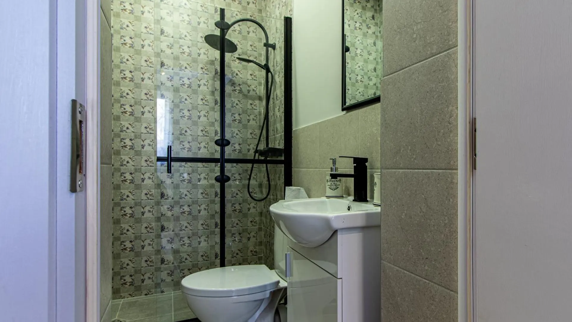 Eiffel Elegance - Stylish Sofia Apartment
